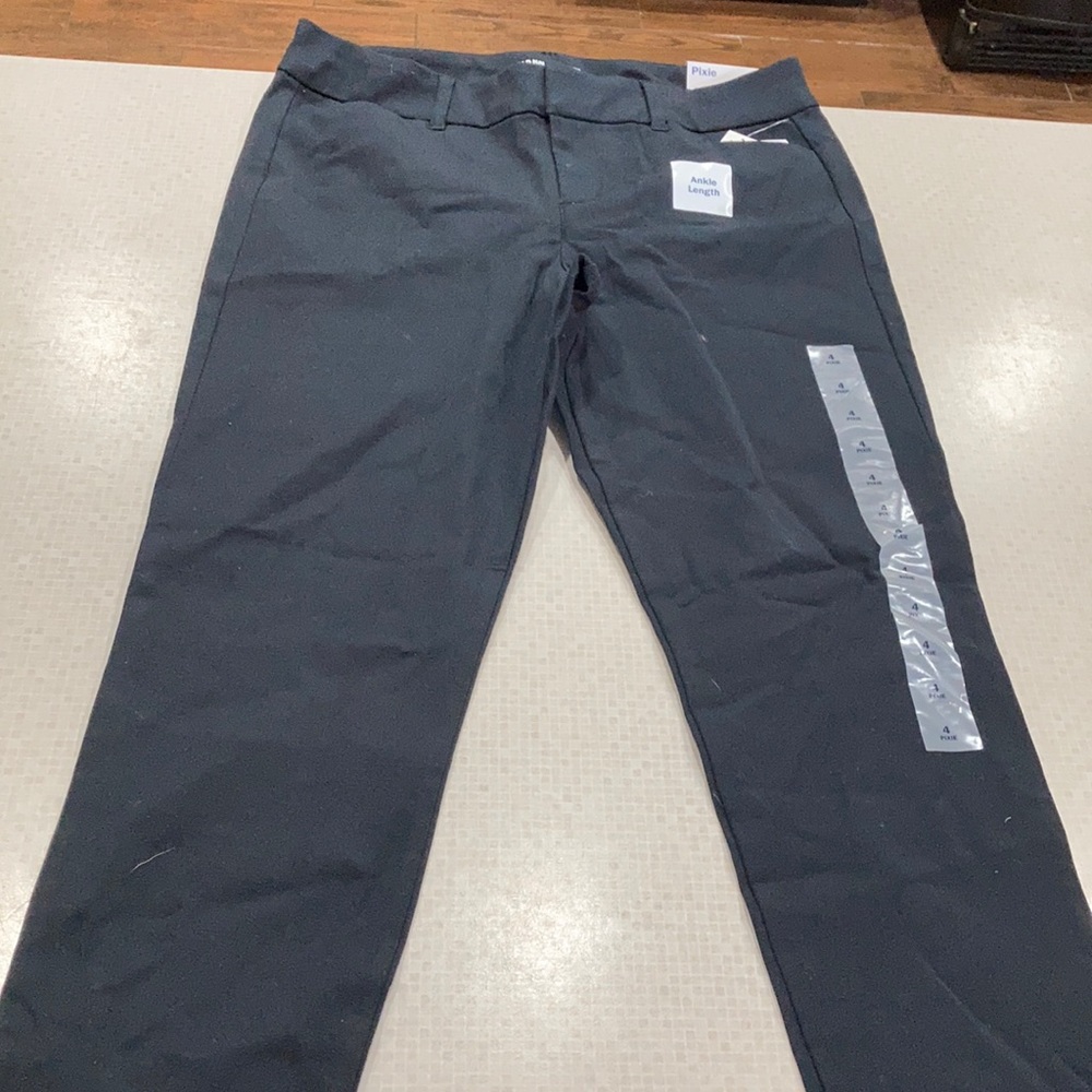 New old navy black pixie pants, size 4, with tags still on them.